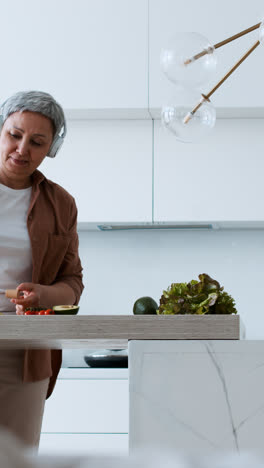 Frau-Bereitet-Einen-Salat-Zu