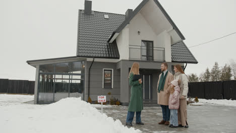 Agente-Inmobiliario-Mostrando-Casa-A-Familia