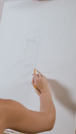 Frau-Zeichnet-Mit-Einem-Bleistift