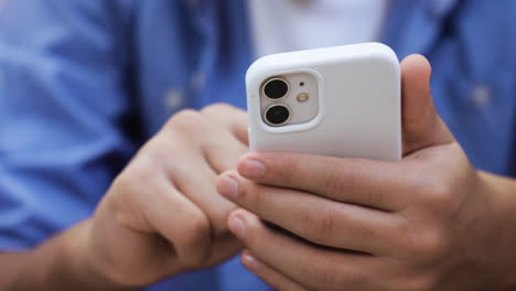 Closeup-smartphone-on-teenager's-hands