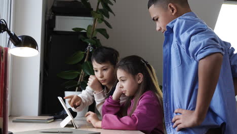 Freunde-Schauen-Tablet-Im-Schlafzimmer