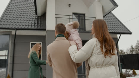Immobilienmakler-Zeigt-Der-Familie-Das-Haus