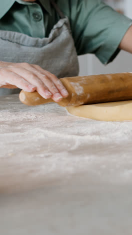 Oma-Und-Mädchen-Backen