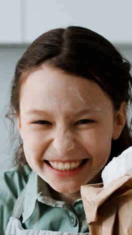 Niña-Riendo-En-La-Cocina