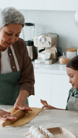 Oma-Und-Mädchen-Backen