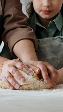 Oma-Und-Mädchen-Backen