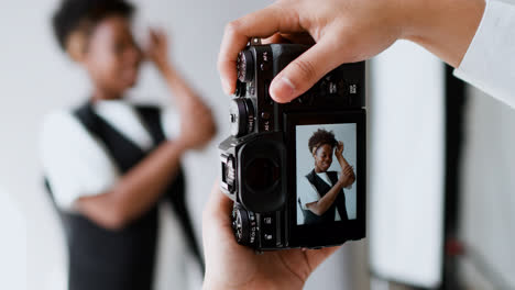 Photographer-taking-pictures-in-studio