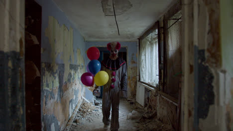 Gruseliger-Clown-In-Verlassenem-Haus