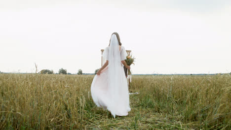 Braut-In-Einem-Herbstfeld