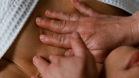 Frau-Bekommt-Eine-Massage