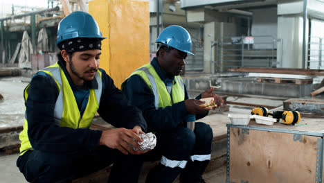 Trabajadores-En-La-Hora-Del-Almuerzo