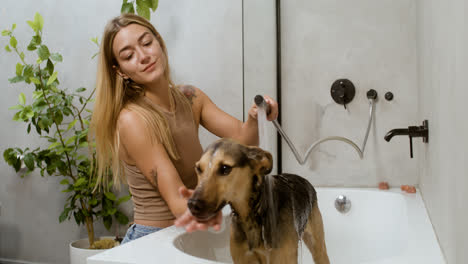 Frau-Und-Hund-Im-Badezimmer