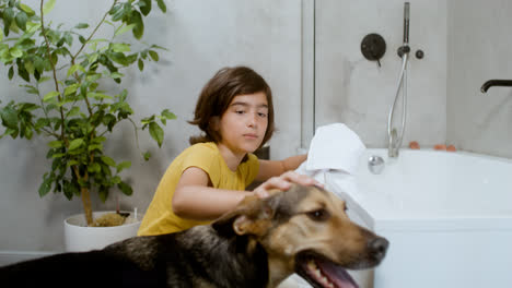 Mädchen-Und-Hund-Im-Badezimmer