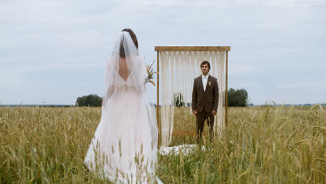 Groom-and-bride-in-an-autumn-field
