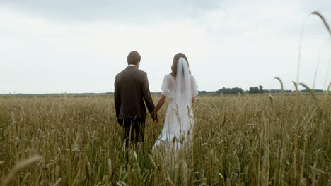 Young-couple-in-a-field
