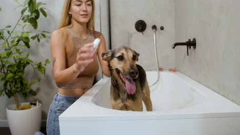Frau-Und-Hund-Im-Badezimmer