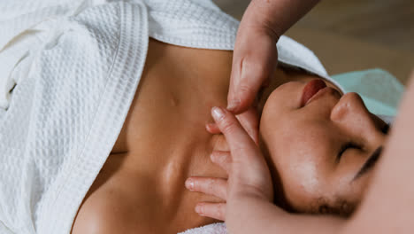 Woman-getting-a-massage