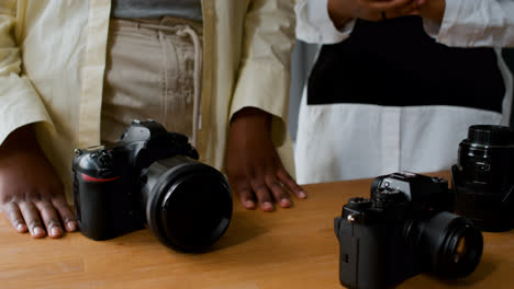 Photographers-working-in-studio