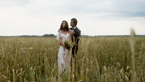 Young-couple-in-love-in-a-fall-field