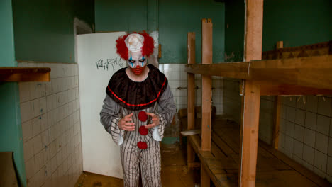 Gruseliger-Clown-In-Verlassenem-Haus
