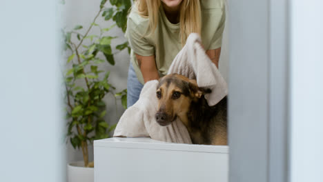 Frau-Und-Hund-In-Der-Badewanne