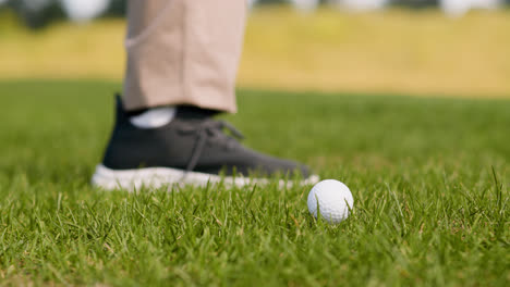 Afroamerikanischer-Mann-Schlägt-Golfball-Auf-Dem-Golfplatz.