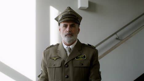 Hombre-Vestido-Con-Uniforme-Militar