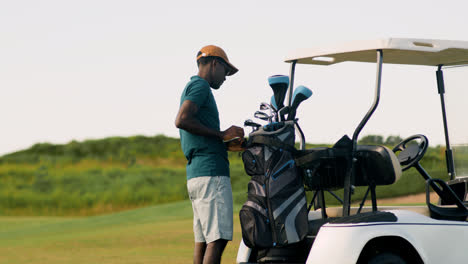 Afroamerikanischer-Mann-Auf-Dem-Golfplatz.