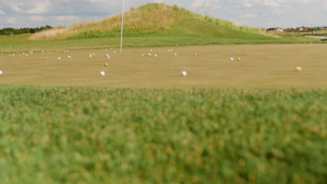 Bälle-Auf-Dem-Rasen-Des-Golfplatzes.