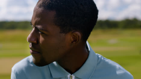 Hombre-Afroamericano-Practicando-Golf-En-El-Campo-De-Golf.