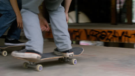 Jungen,-Die-In-Einer-Gebäuderuine-Skateboard-Fahren.