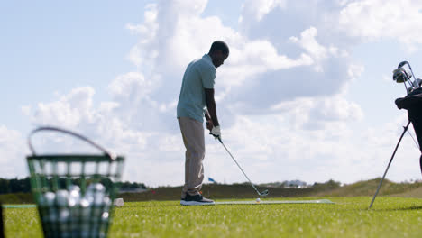 Hombre-Afroamericano-Practicando-Golf-En-El-Campo-De-Golf.