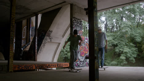 Kaukasische-Jungen,-Die-In-Einem-Zerstörten-Gebäude-Skateboard-Fahren.