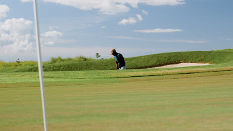 Vista-Lejana-Del-Hombre-Afroamericano-Practicando-Golf-En-El-Campo-De-Golf.