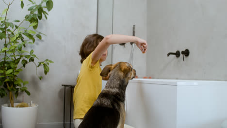 Mädchen-Und-Hund-Im-Badezimmer