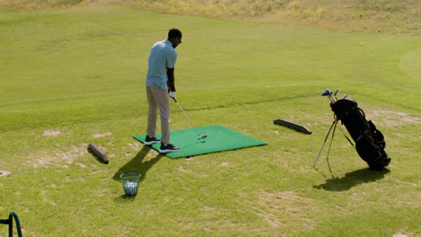 Afroamerikanischer-Mann,-Der-Auf-Dem-Golfplatz-Golf-übt.