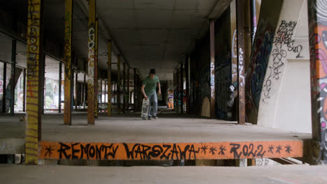Kaukasischer-Junge,-Der-In-Einem-Zerstörten-Gebäude-Skateboard-Fährt.