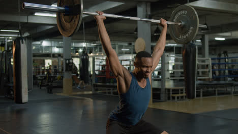 Ein-Athletischer-Afroamerikanischer-Mann-Im-Fitnessstudio.