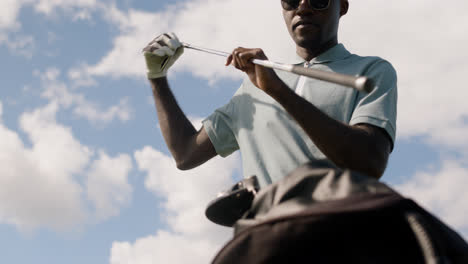 Afroamerikanischer-Mann-Auf-Dem-Golfplatz.