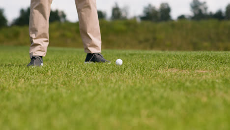 Afroamerikanischer-Mann-Schlägt-Golfball-Auf-Dem-Golfplatz.