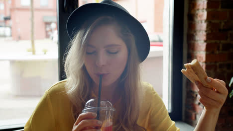 Young-blonde-woman-in-a-restaurant