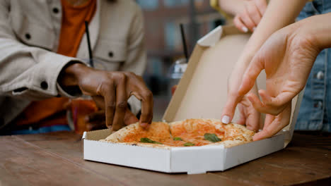 Primer-Plano-De-Pizza-Dentro-De-Una-Caja-De-Cartón