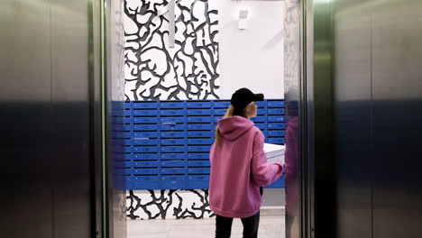 Delivery-woman-in-the-elevator