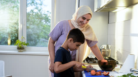 Seitenansicht-Einer-Mutter-Mit-Hiyab-Und-Ihrem-Sohn-In-Der-Küche.