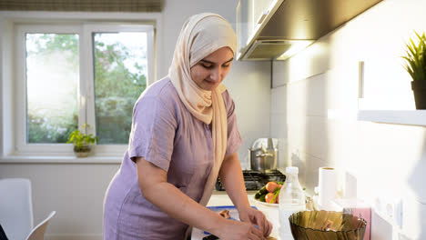 Islamische-Frau-Trägt-Hiyab-In-Der-Küche.