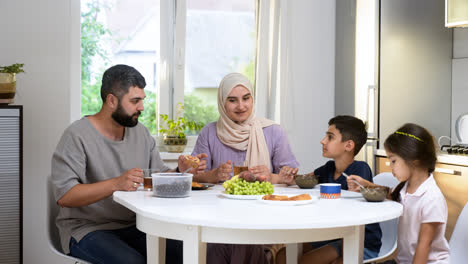 Islamische-Familie-Beim-Frühstück.