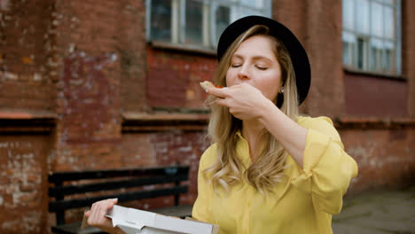 Blonde-girl-eating-on-the-streets