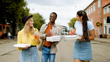 Amigos-Caminando-Por-La-Calle-Con-Comida