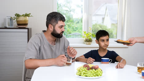 Familia-Islámica-Desayunando.