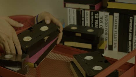 VHS-Kassetten-Auf-Einem-Rollregal